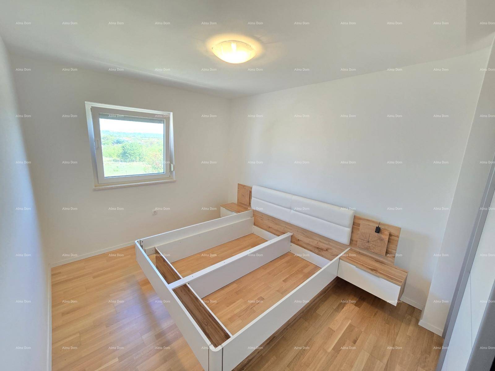 Helles Schlafzimmer mit Holzbettrahmen, Nachttischen und Laminatboden, mit Blick ins Grüne.
