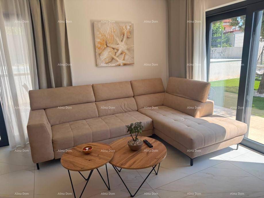 Helles Wohnzimmer mit beigem Ecksofa, modernen Couchtischen und Zugang zum Außenbereich.