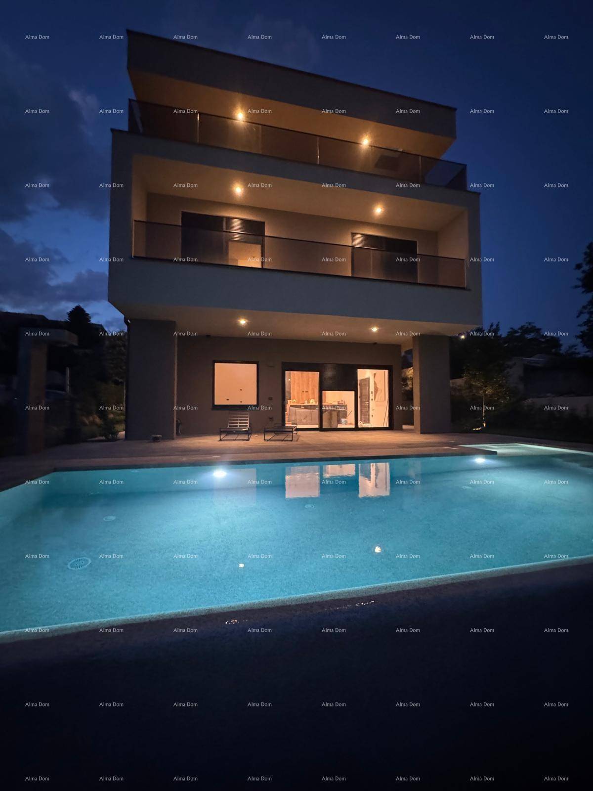 Beleuchtete moderne Villa mit glitzerndem Pool in der Nacht, eine luxuriöse Atmosphäre schaffend.