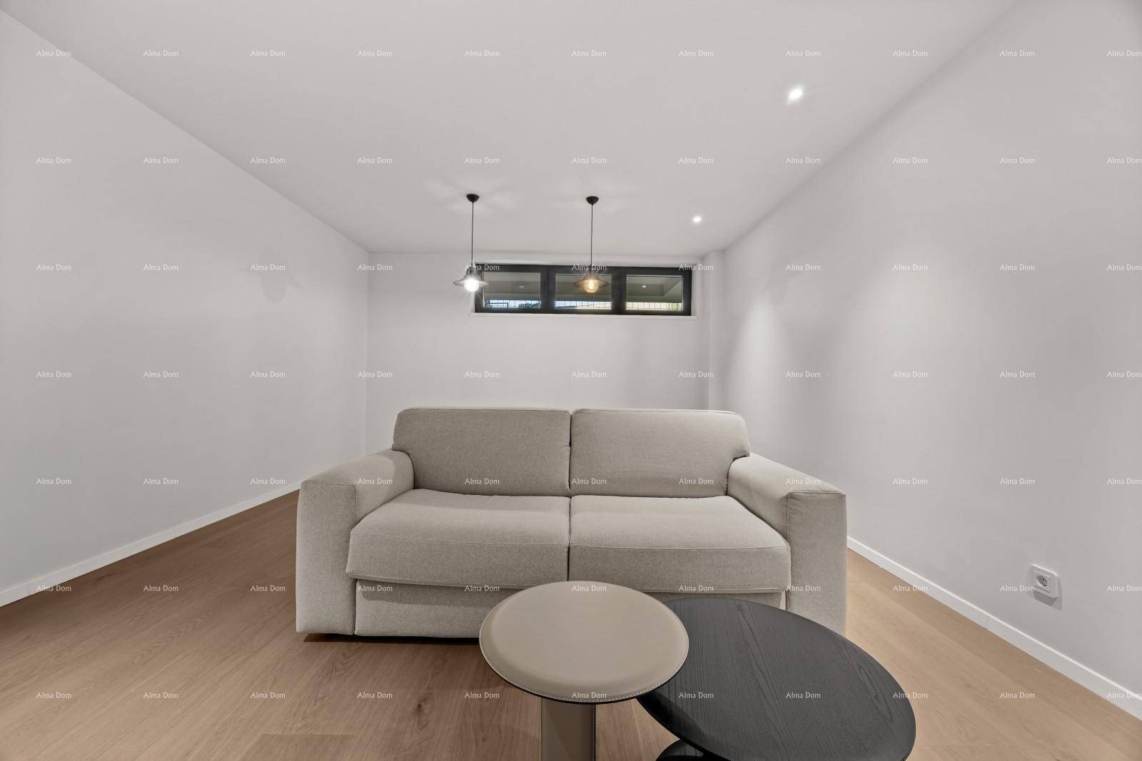 Helles Wohnzimmer mit bequemem Sofa, runden Couchtischen und Holzboden für entspannte Stunden.