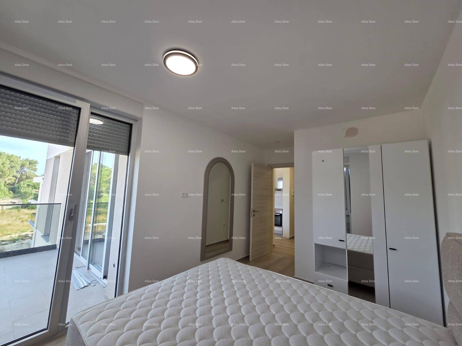Geräumiges Schlafzimmer mit Doppelbett, Kleiderschrank und direktem Balkonzugang.
