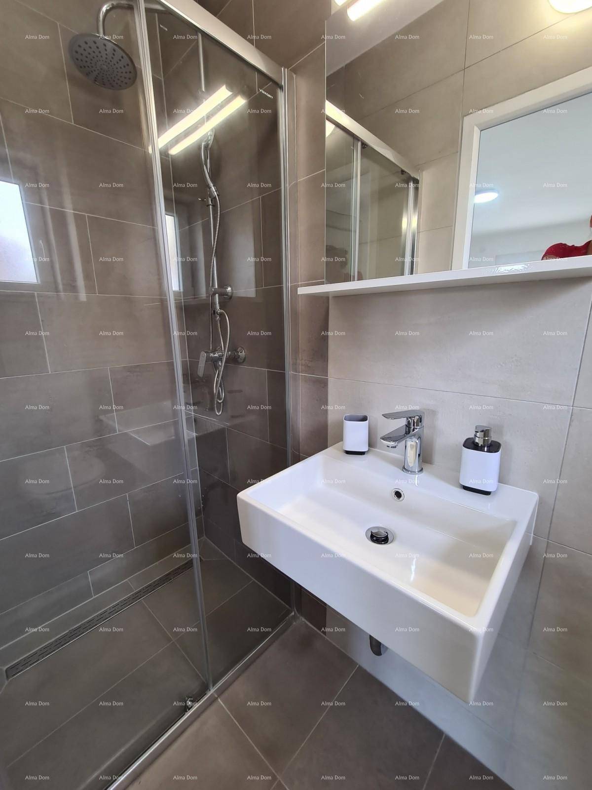 Detailansicht des modernen Badezimmers mit Regendusche und stilvollem Waschbecken.