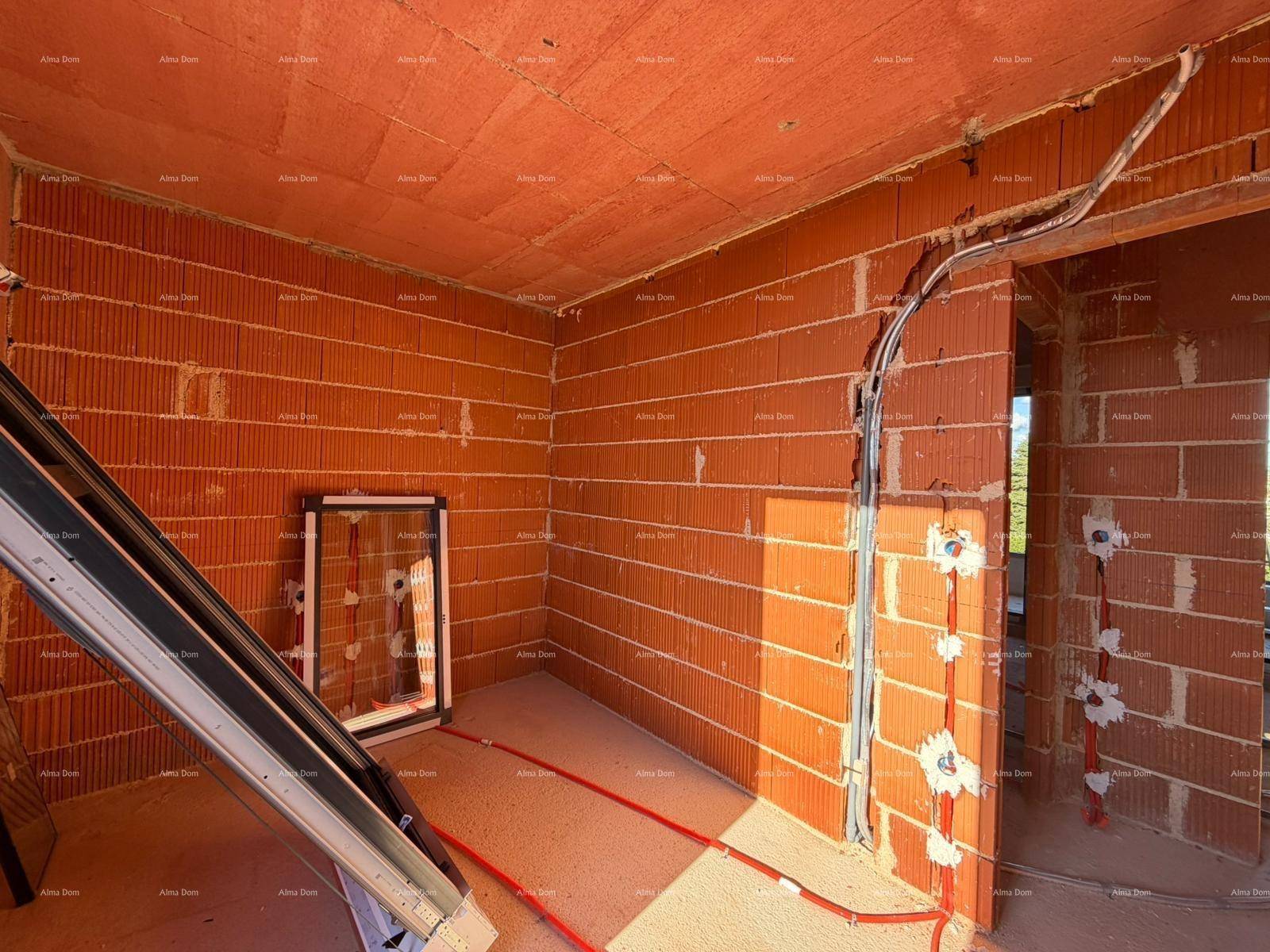Innenraum im Rohbau mit sichtbaren Elektroleitungen und einem Fensterrahmen.