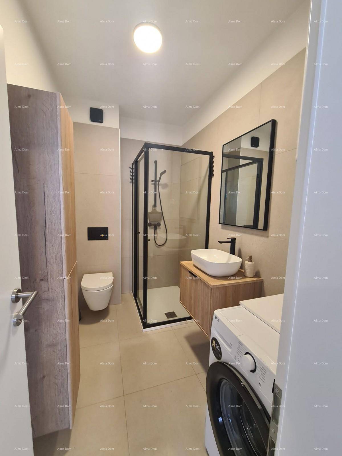 Modernes Badezimmer mit begehbarer Dusche, wandhängendem WC, Einzelwaschbecken und Waschmaschine.
