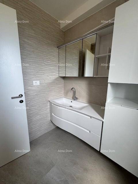 Helles Badezimmer mit modernem Waschtisch, Spiegelschrank und weißen Schränken.