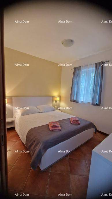 Gemütliches Schlafzimmer mit Doppelbett und Nachttischen.