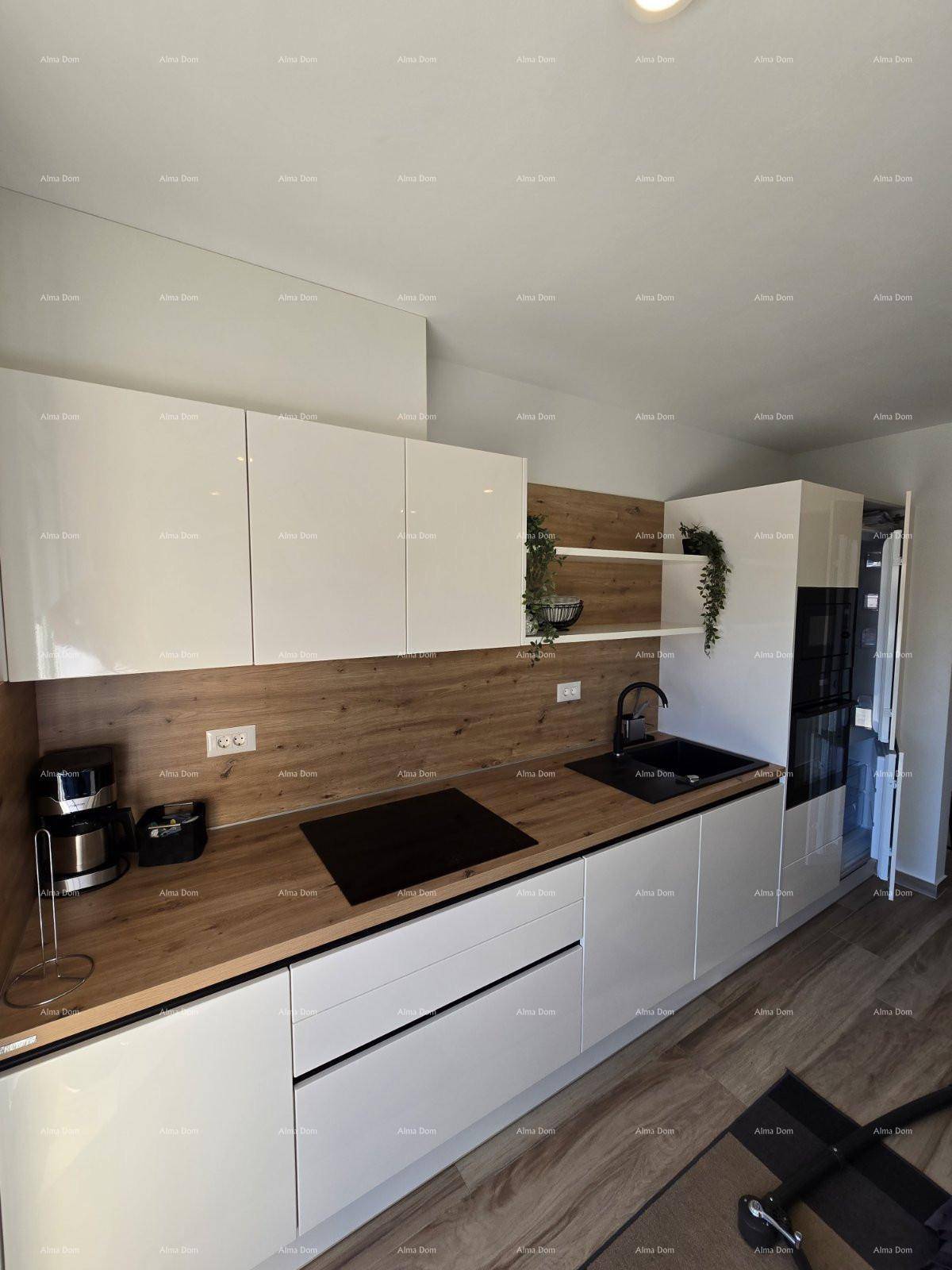 Helle Einbauküche mit modernen Geräten, weißen Schränken und Holzdetails für eine warme Atmosphäre.