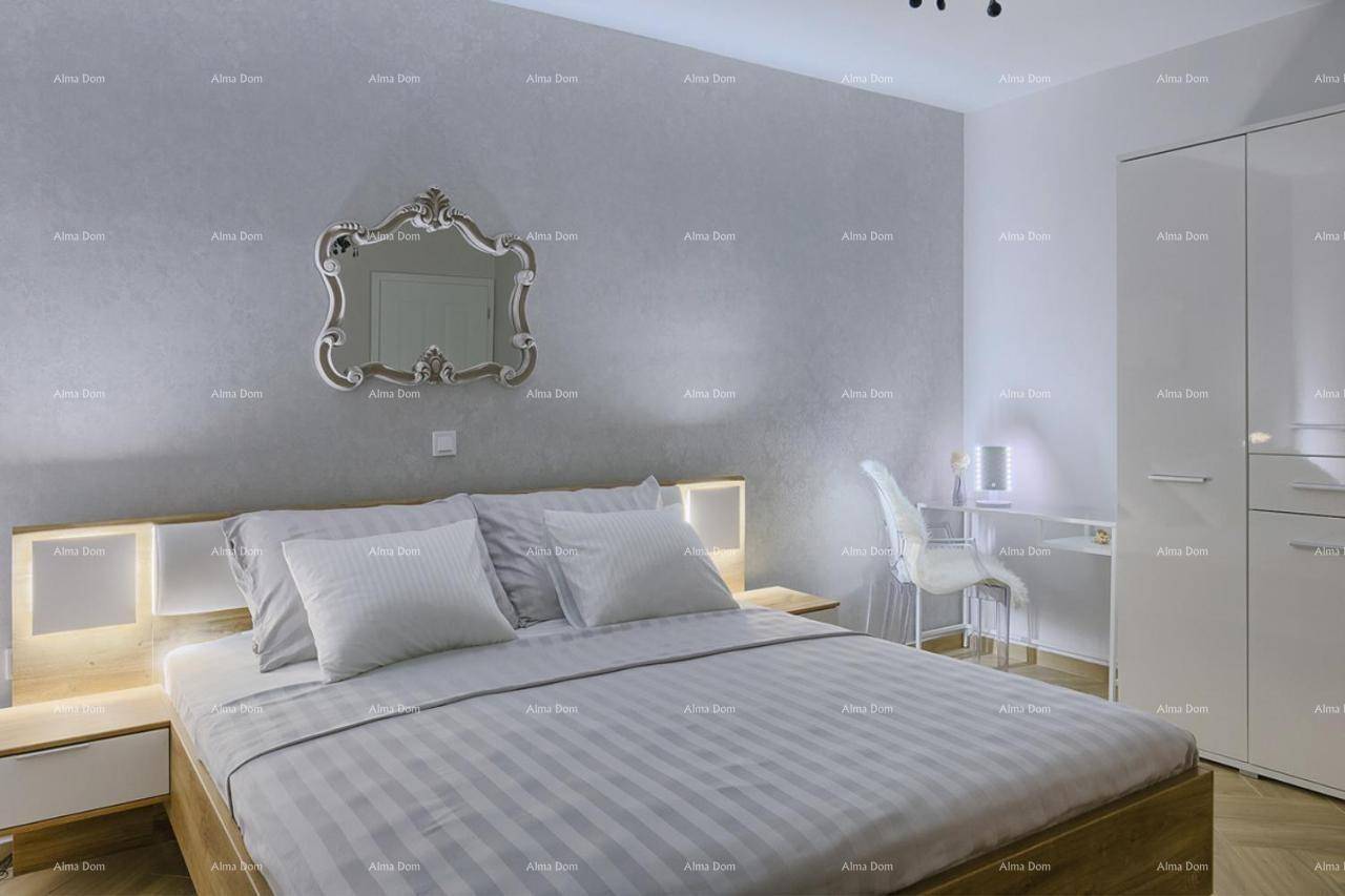 Modernes Schlafzimmer mit Doppelbett, beleuchteten Nachttischen und elegantem Spiegel.