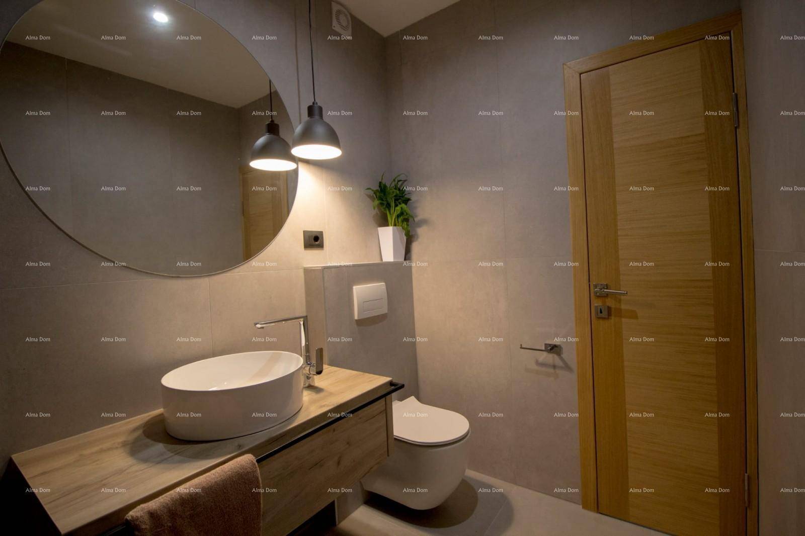 Modernes WC mit Einzelwaschbecken, Wand-WC und grauen Fliesen.
