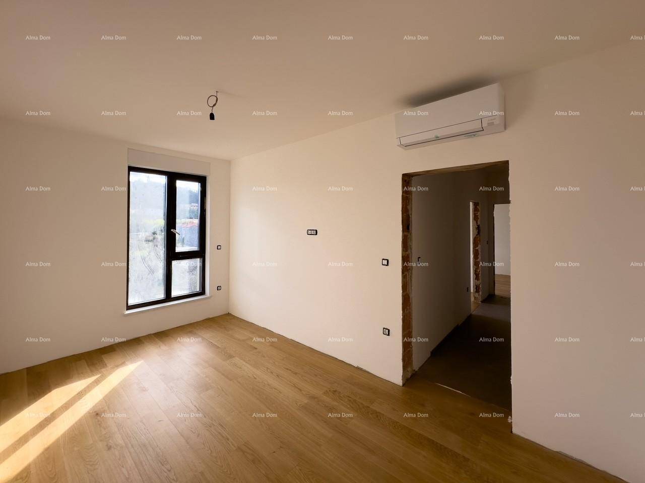 Schlafzimmer im Rohbau mit Holzboden, Klimaanlage und Zugang zu einem weiteren Raum.