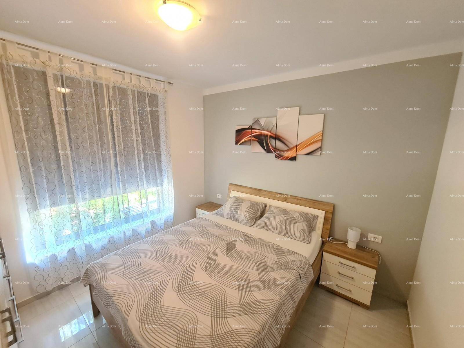 Helles Schlafzimmer mit Doppelbett, Nachttischen und großem Fenster.