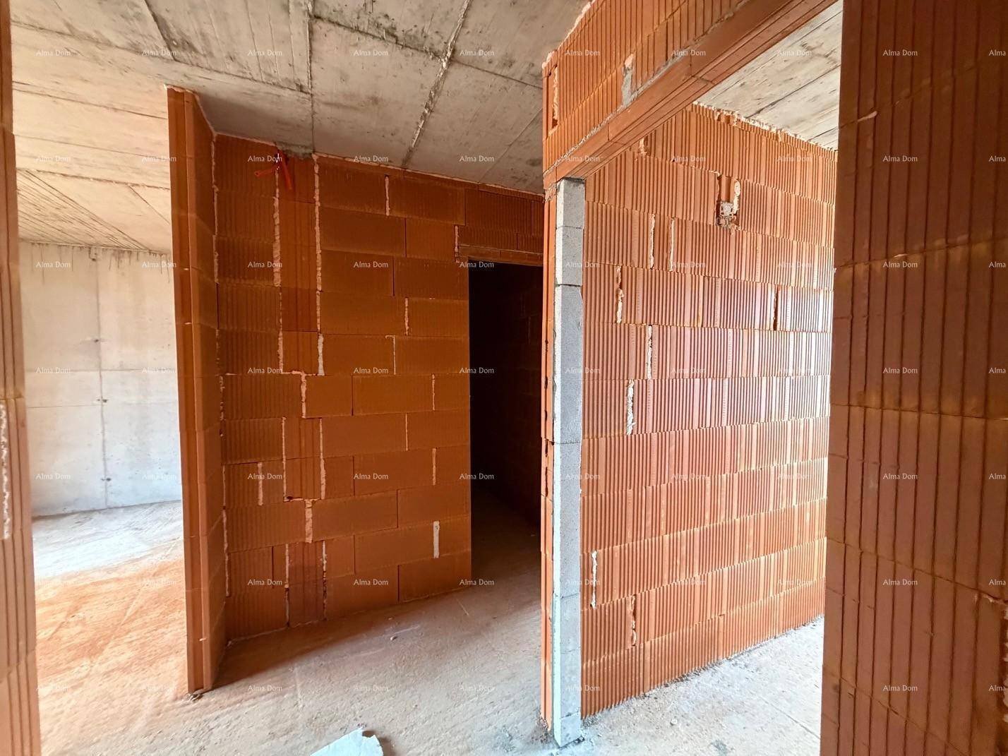 Unfertiger Flur mit unverputzten Ziegelwänden und Rohbau-Decke, der zu weiteren Räumen führt.