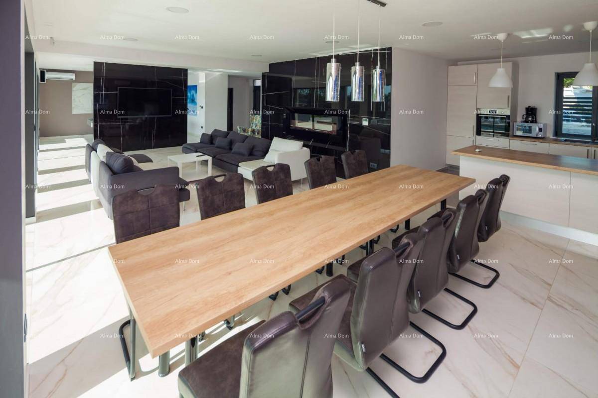 Heller Essbereich mit langem Holztisch, modernen Stühlen und offener Küche im Hintergrund.