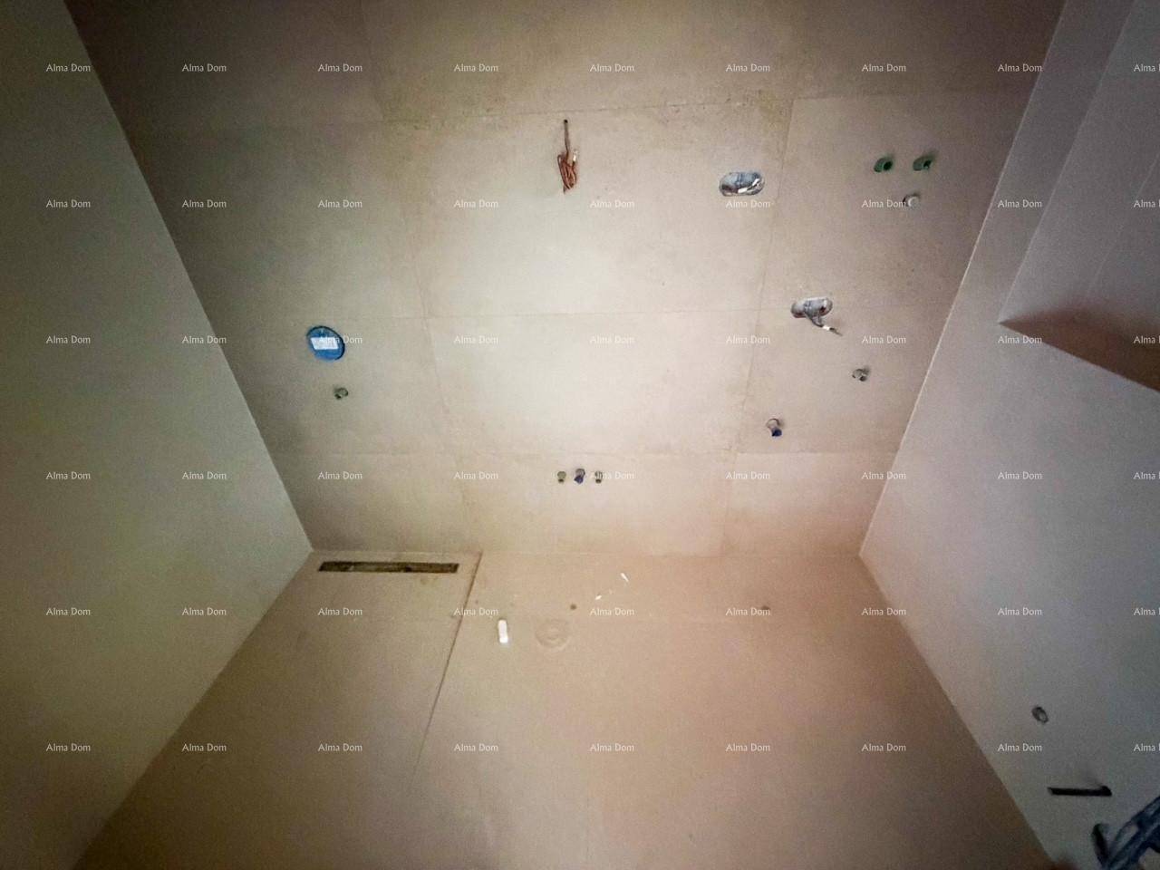 Badezimmer im Rohbau mit vorbereiteten Anschlüssen für Sanitärinstallationen an Wand und Decke.