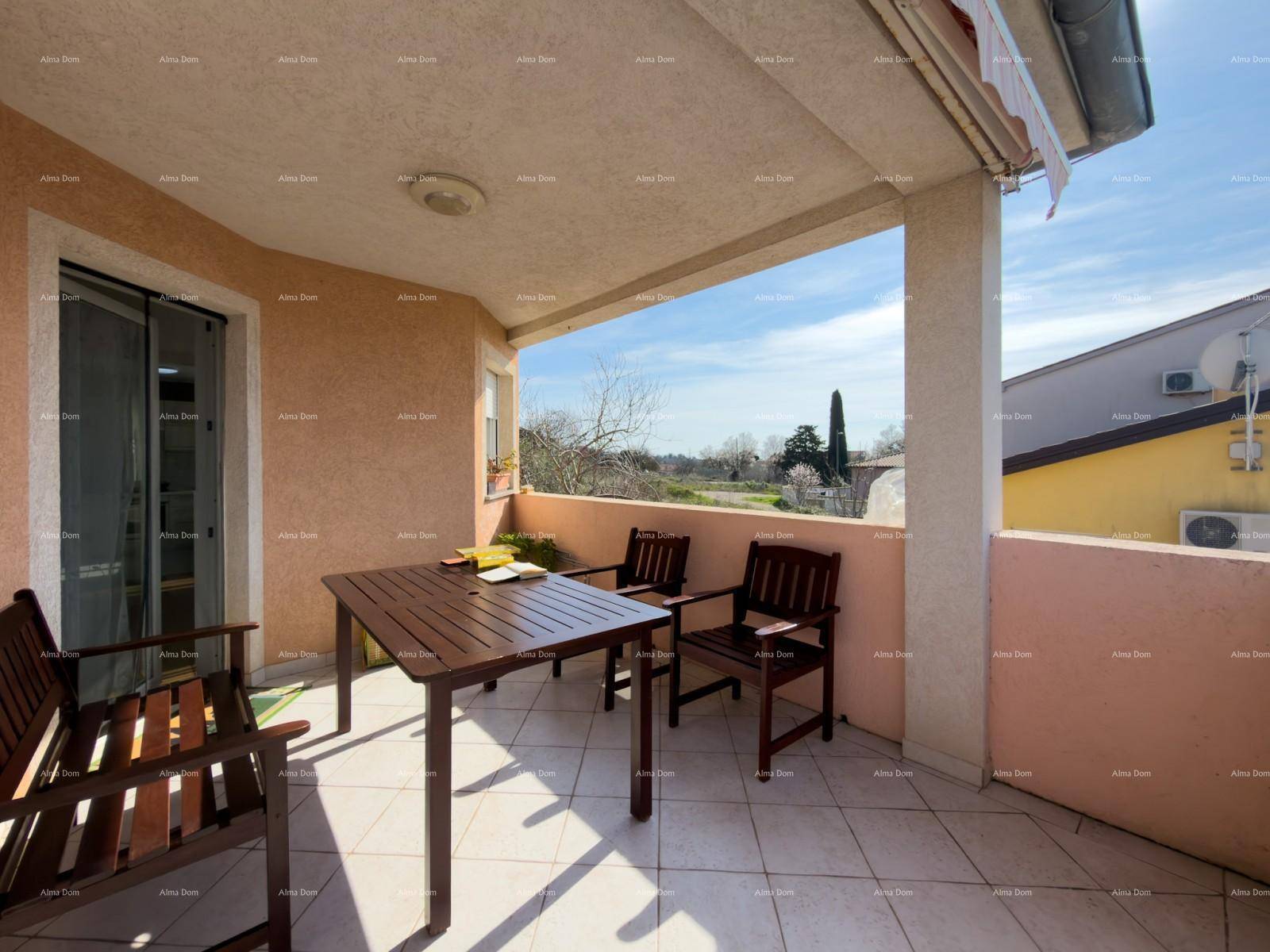 Gemütlicher Balkon mit Sitzgelegenheiten und Markise, bietet einen schönen Ausblick.