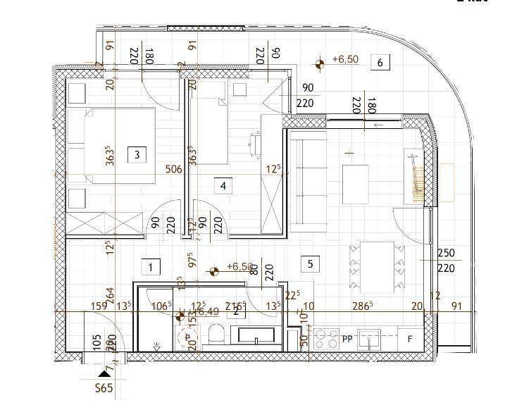 Detaillierter Grundriss einer Wohnung mit mehreren Zimmern und einem großen Balkon.