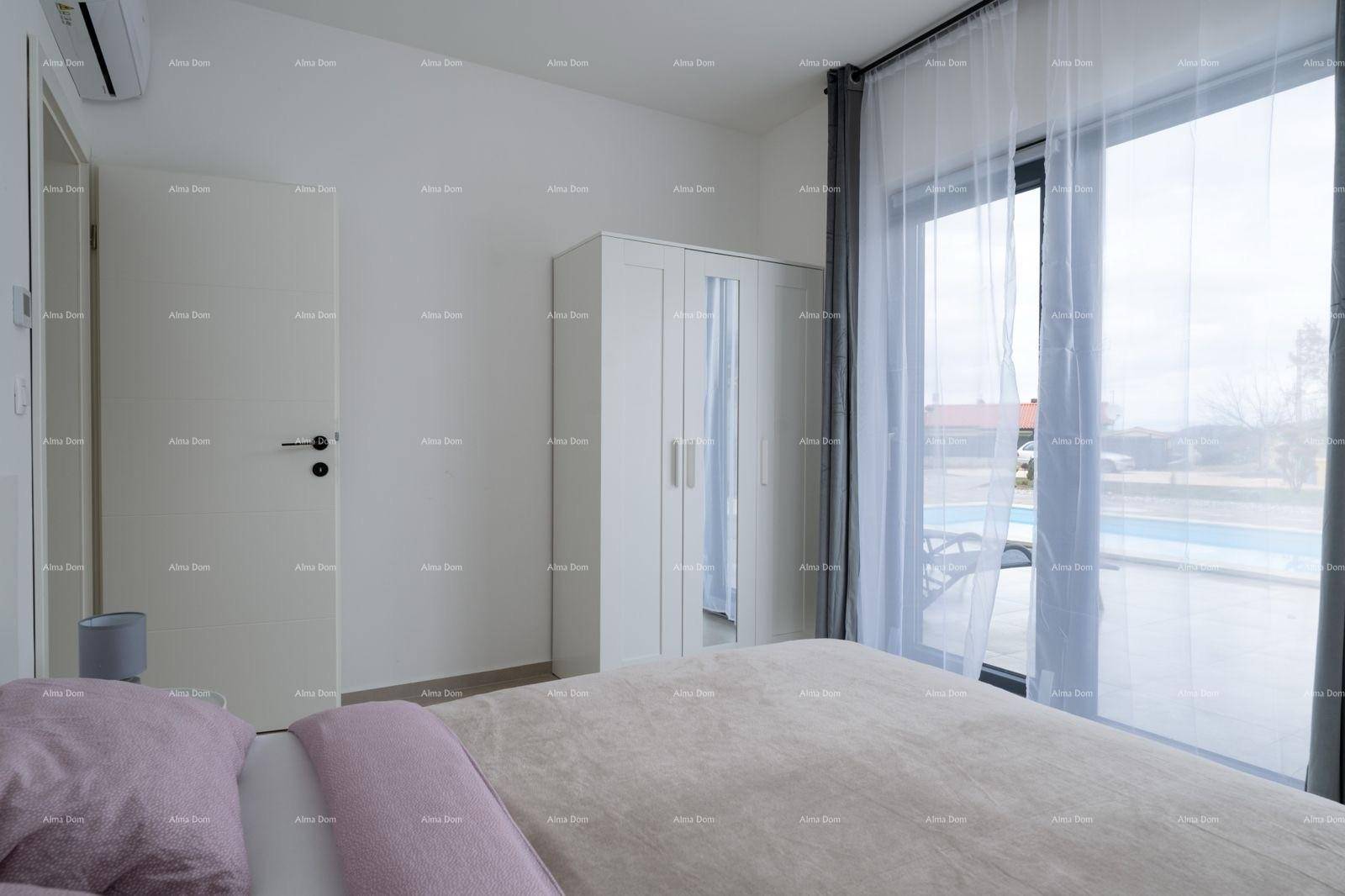 Schlafzimmer mit Doppelbett, Einbauschrank und Zugang zu einem Balkon mit Poolblick.