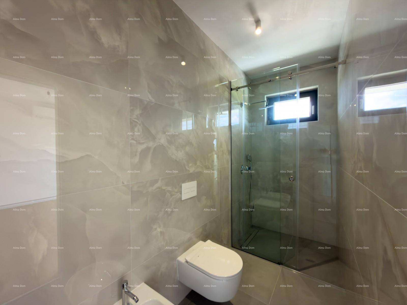 Modernes Badezimmer mit grauen Marmorfliesen, wandhängendem WC und begehbarer Dusche mit Fenster.