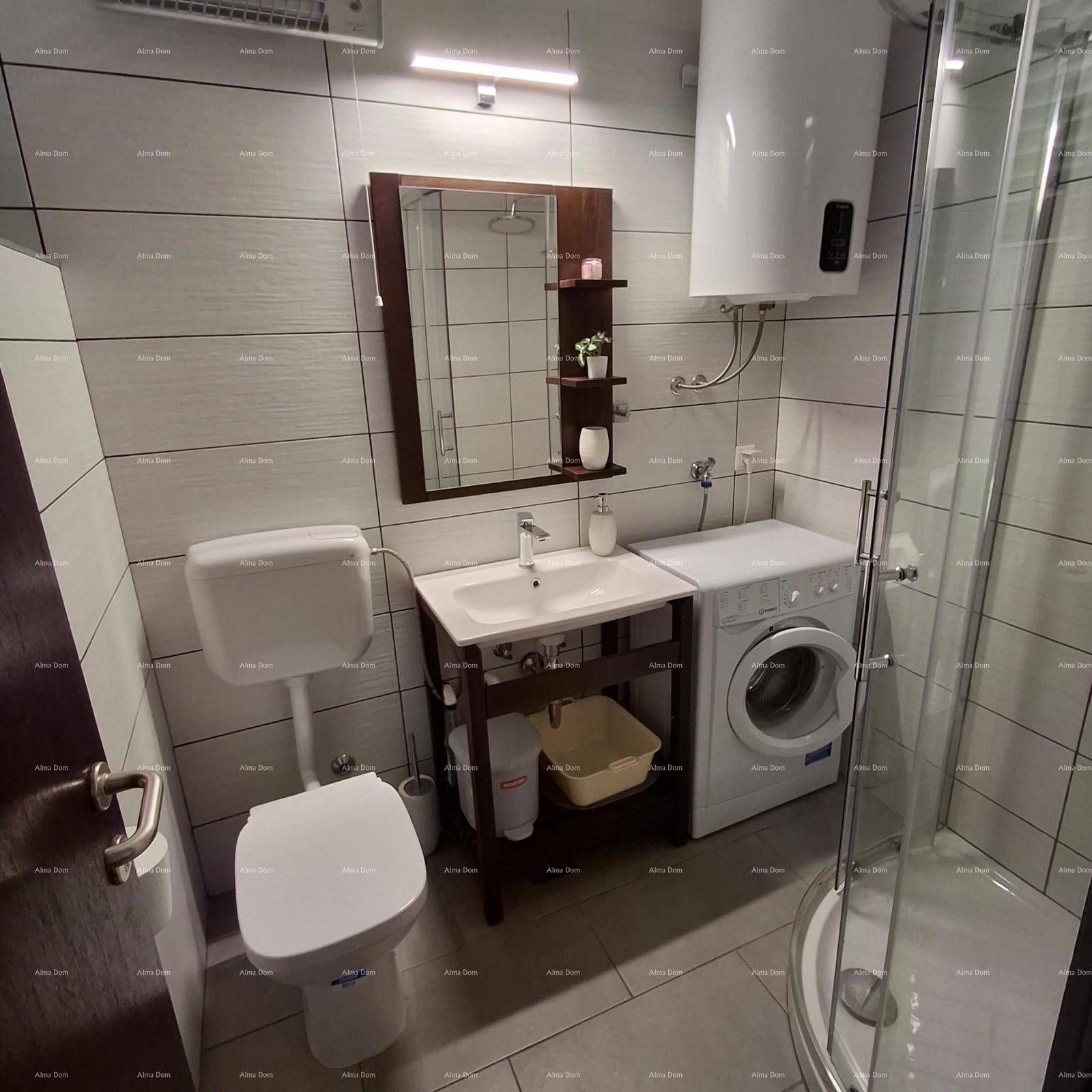 Modernes Badezimmer mit Dusche, Waschmaschine und Wand-WC.