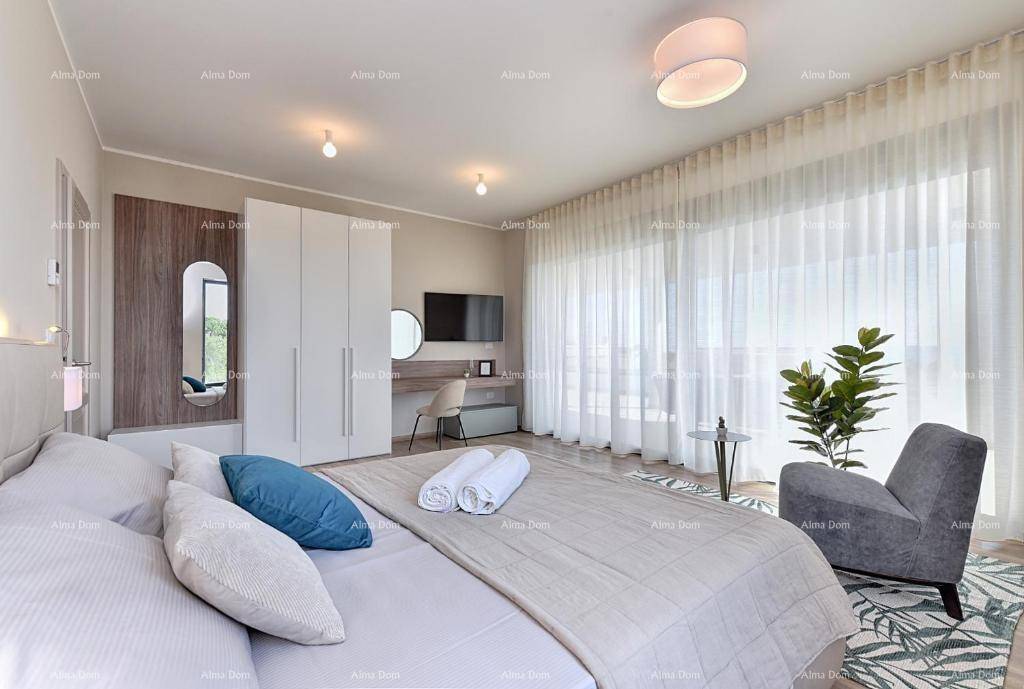 Geräumiges Schlafzimmer mit Doppelbett, weißem Kleiderschrank und großen Fenstern.