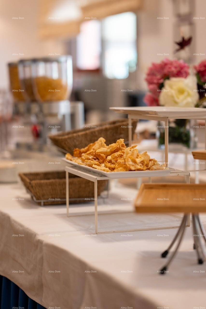 Nahaufnahme eines Buffets mit verschiedenen Speisen und Dekorationen, bereit für die Gäste.