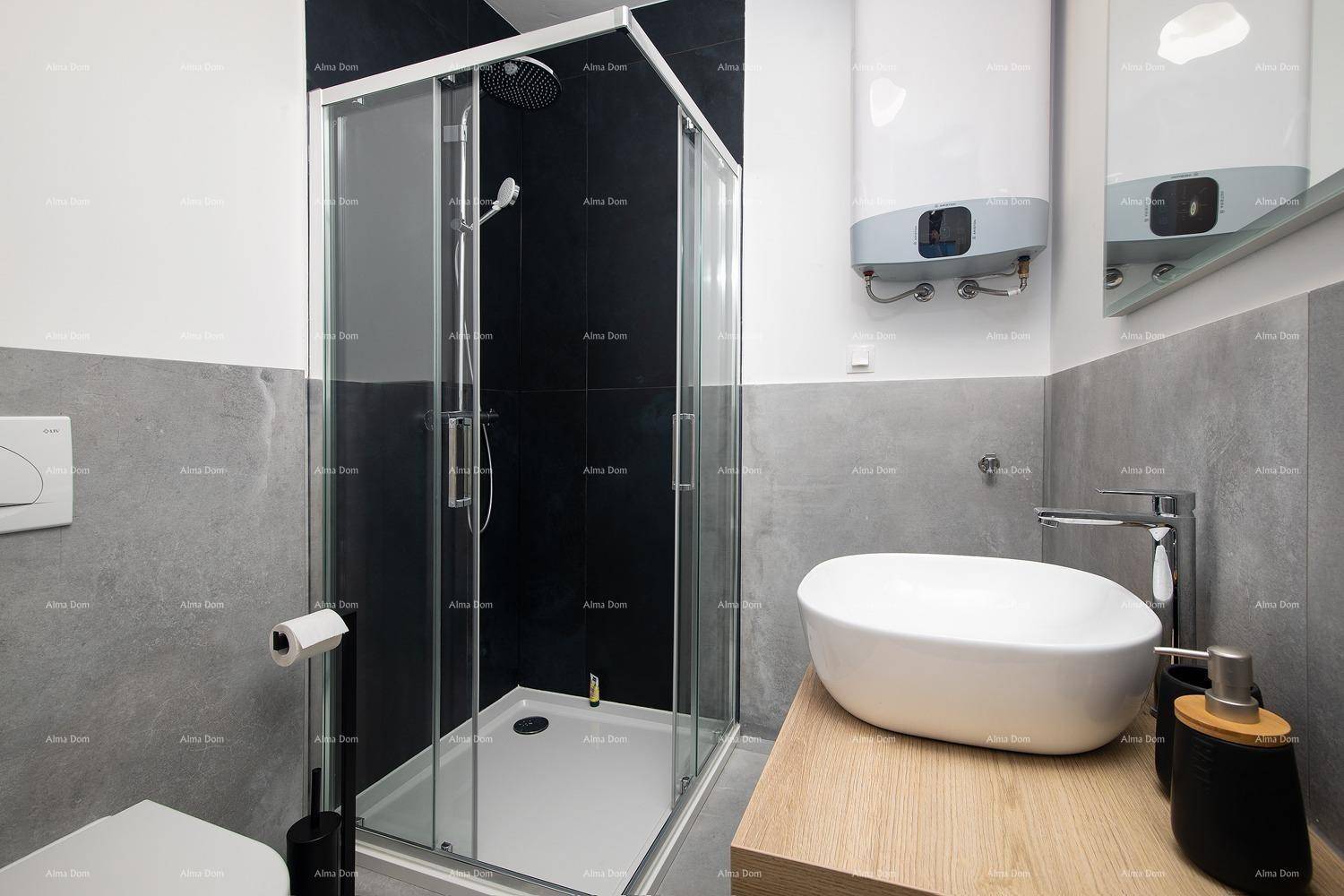 Modernes Badezimmer mit Duschkabine, Hänge-WC und Waschbecken auf Holzplatte.