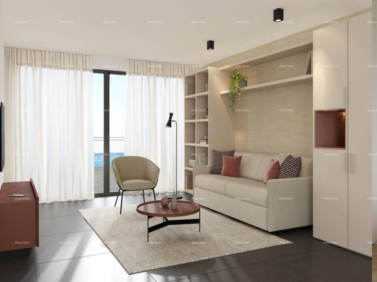 Helles Wohnzimmer mit großen Fenstern, Meerblick und moderner Einrichtung in neutralen Farbtönen.