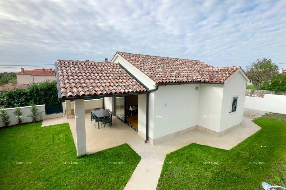 Modernes Einfamilienhaus mit Ziegeldach, überdachter Terrasse und gepflegtem Gartenbereich.