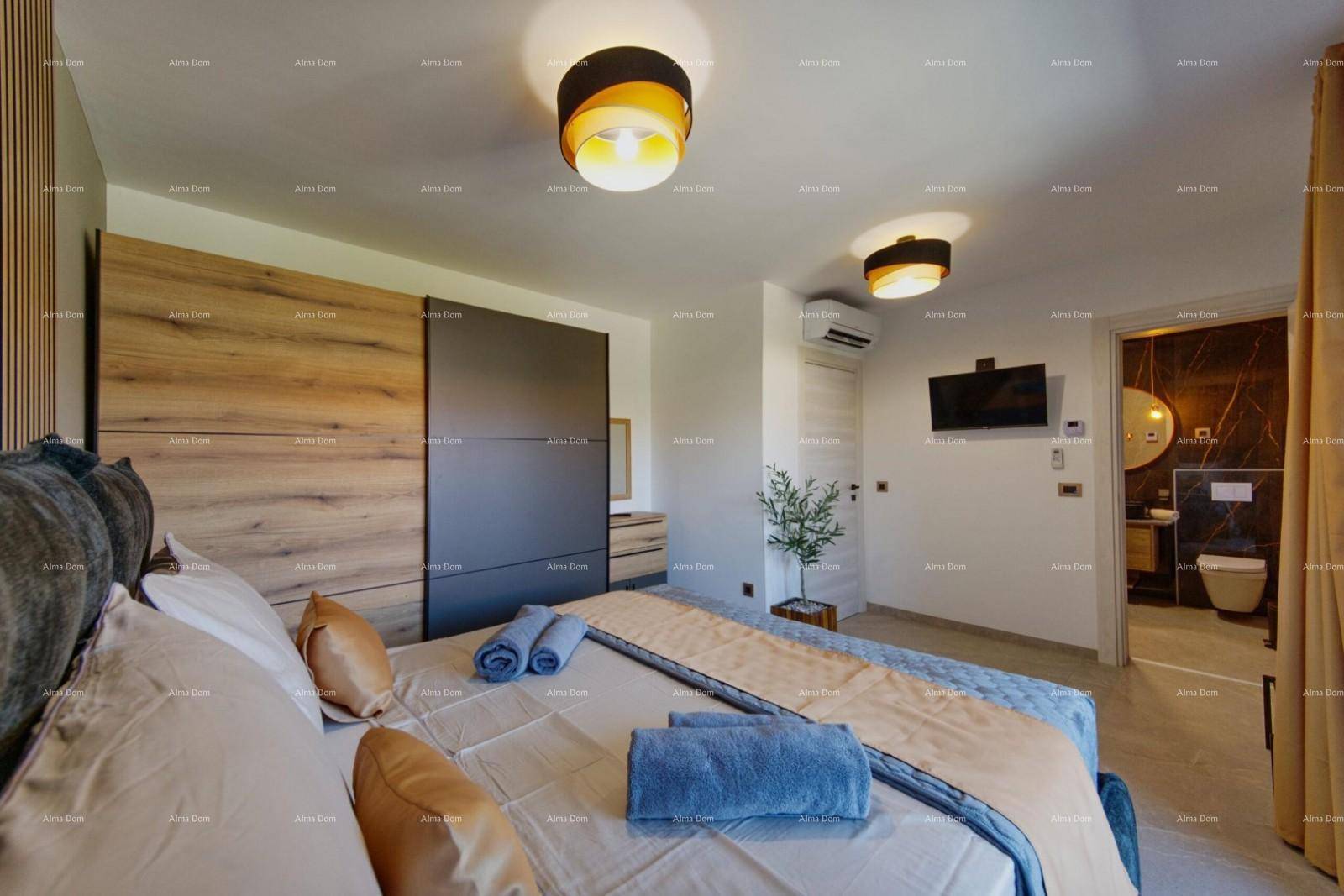 Komfortables Schlafzimmer mit Doppelbett, Klimaanlage und Zugang zum eigenen Bad.