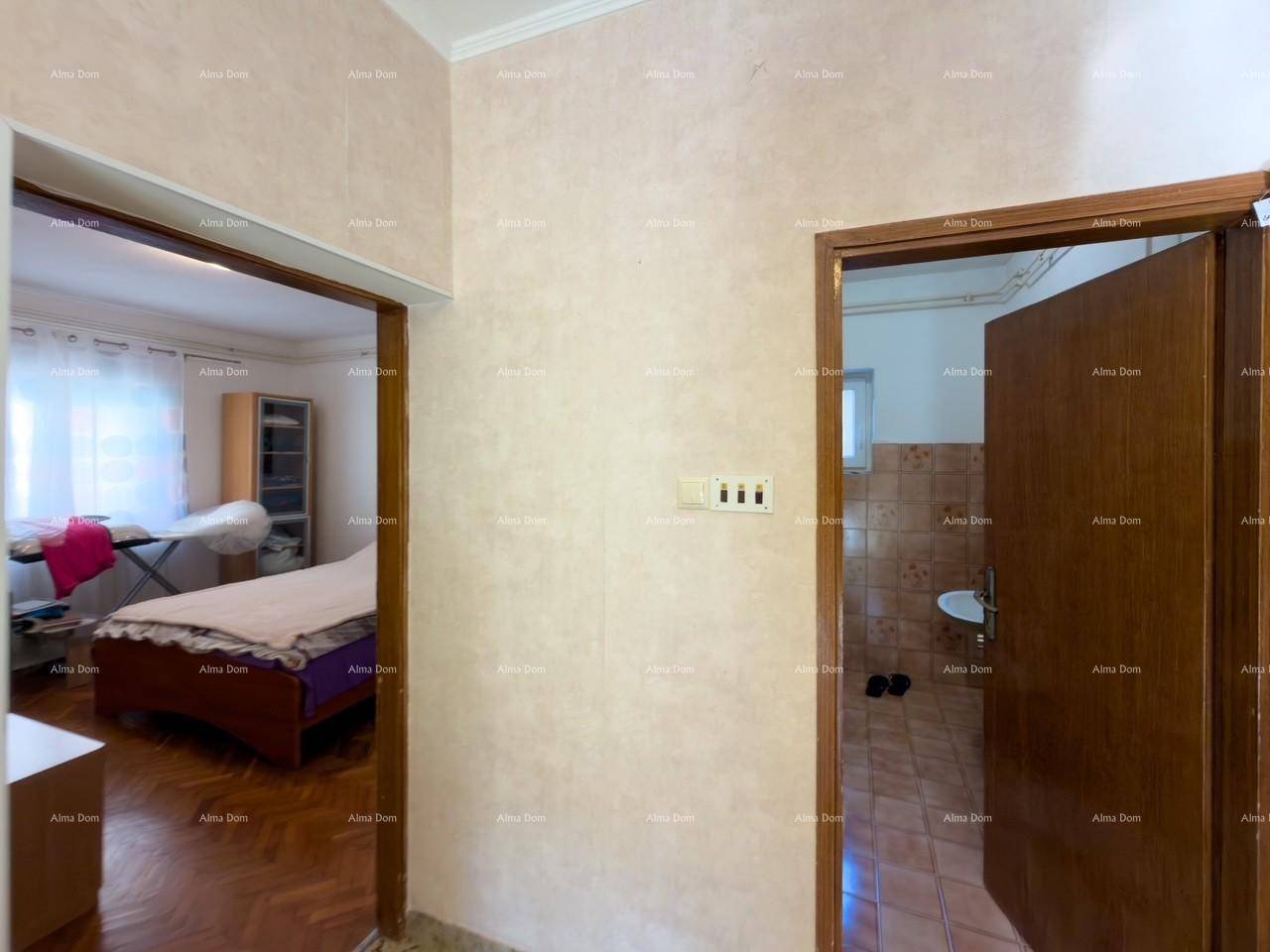 Flur mit Zugang zu einem Schlafzimmer und einem Badezimmer.