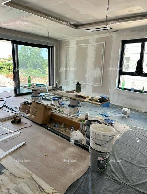 Großer Wohnbereich im Bau mit Schiebetür zum Außenbereich und unfertiger Decke.
