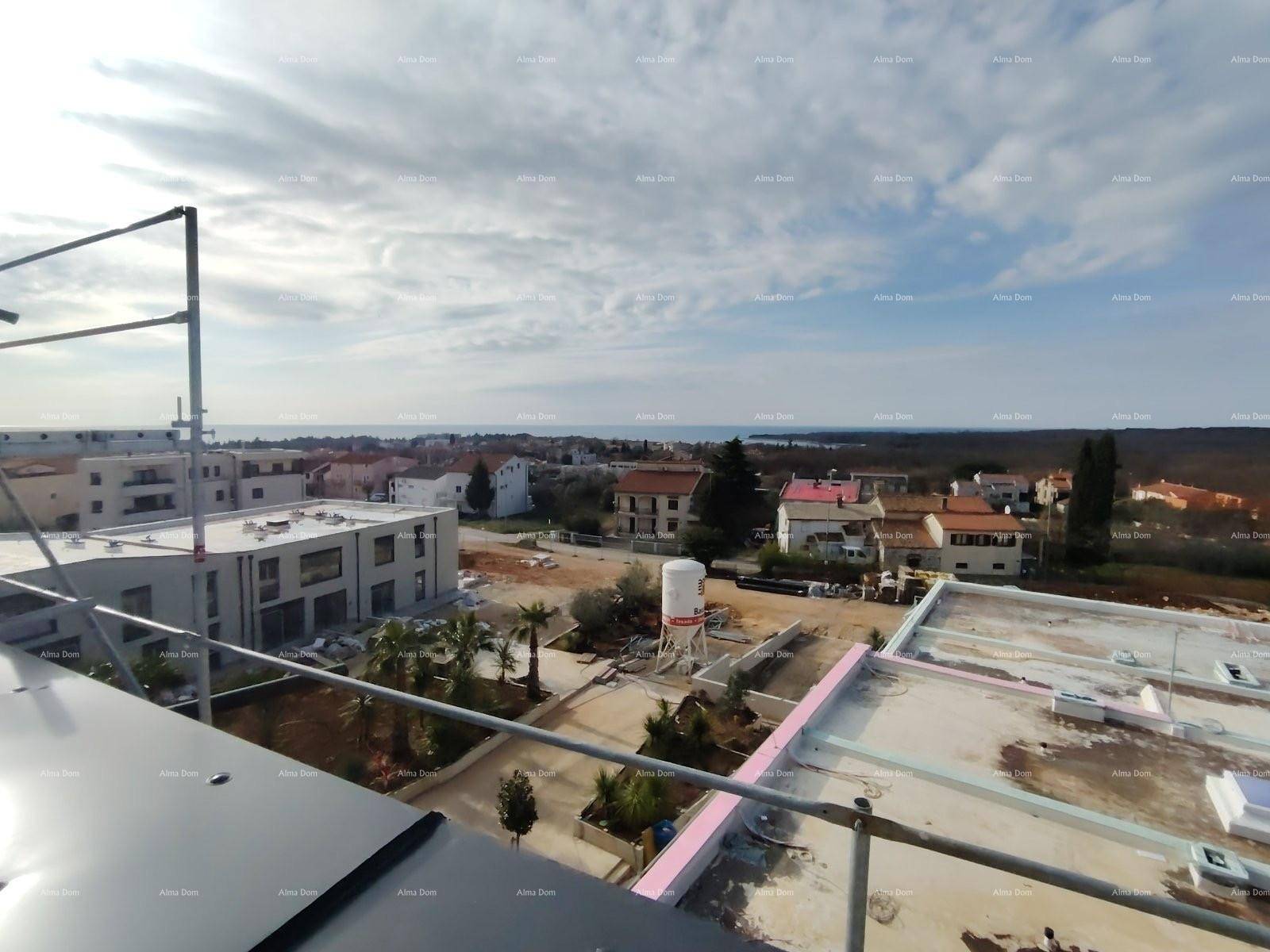 Weitläufiger Blick über die Küstenlandschaft mit Baustelle und Meer am Horizont.
