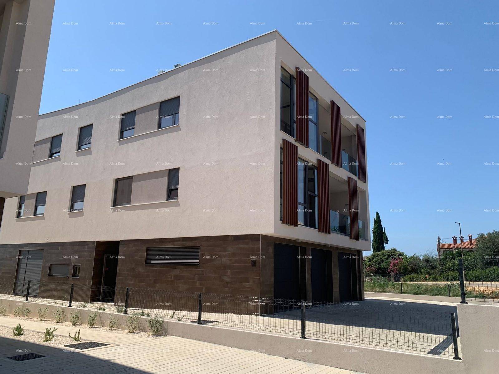 Fertiggestelltes modernes Gebäude mit dunklen Fensterrahmen und Holzlamellen an sonnigem Tag.