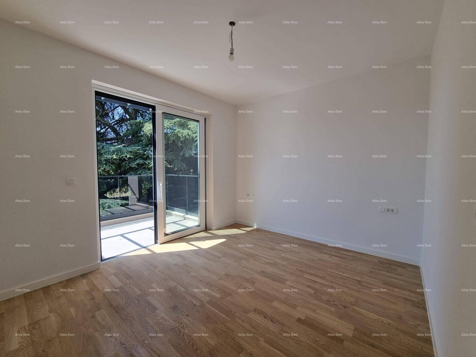Helles Schlafzimmer mit Parkettboden und Zugang zu einem Balkon.