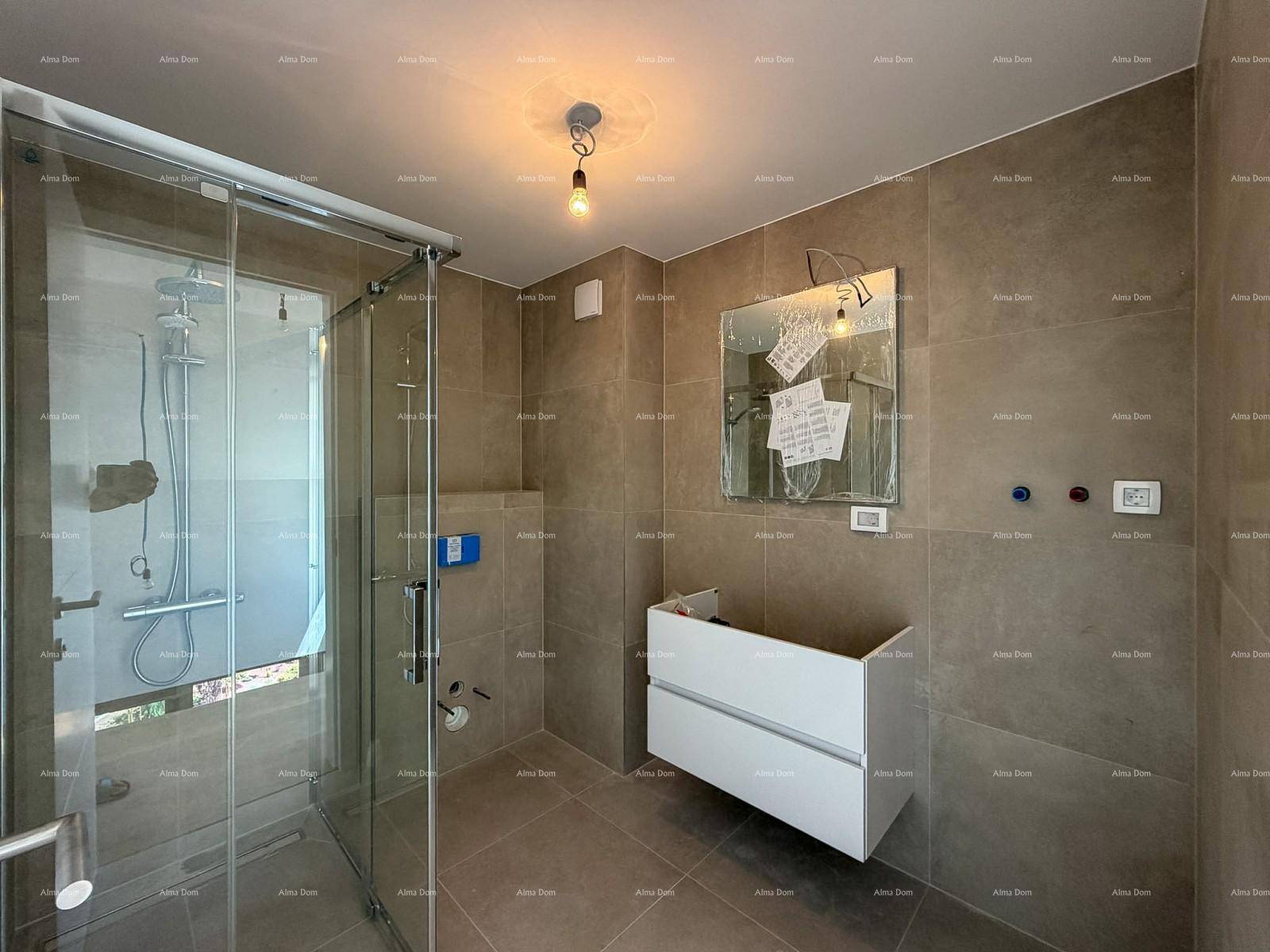 Modernes Badezimmer mit großen Fliesen, begehbarer Dusche und Waschtischunterschrank.