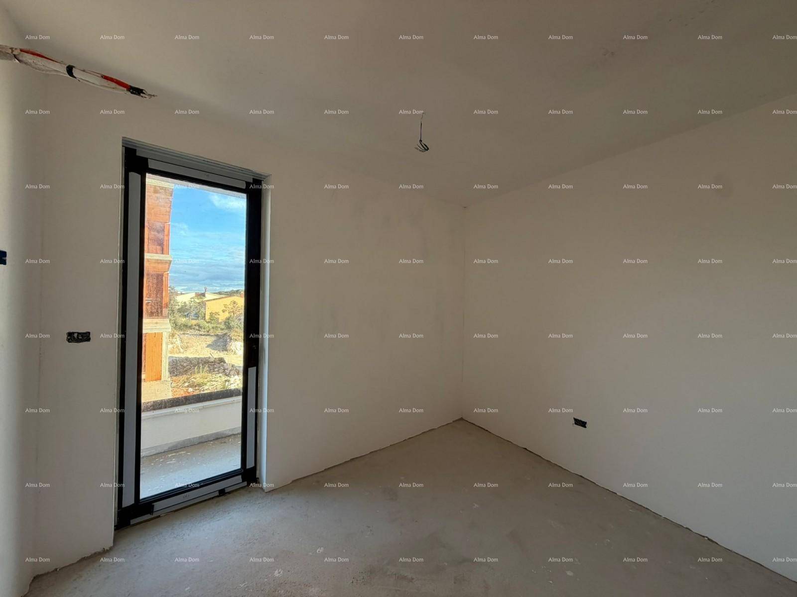 Unfertiger Raum mit einer Tür zu einem potenziellen Balkon und viel Tageslicht.