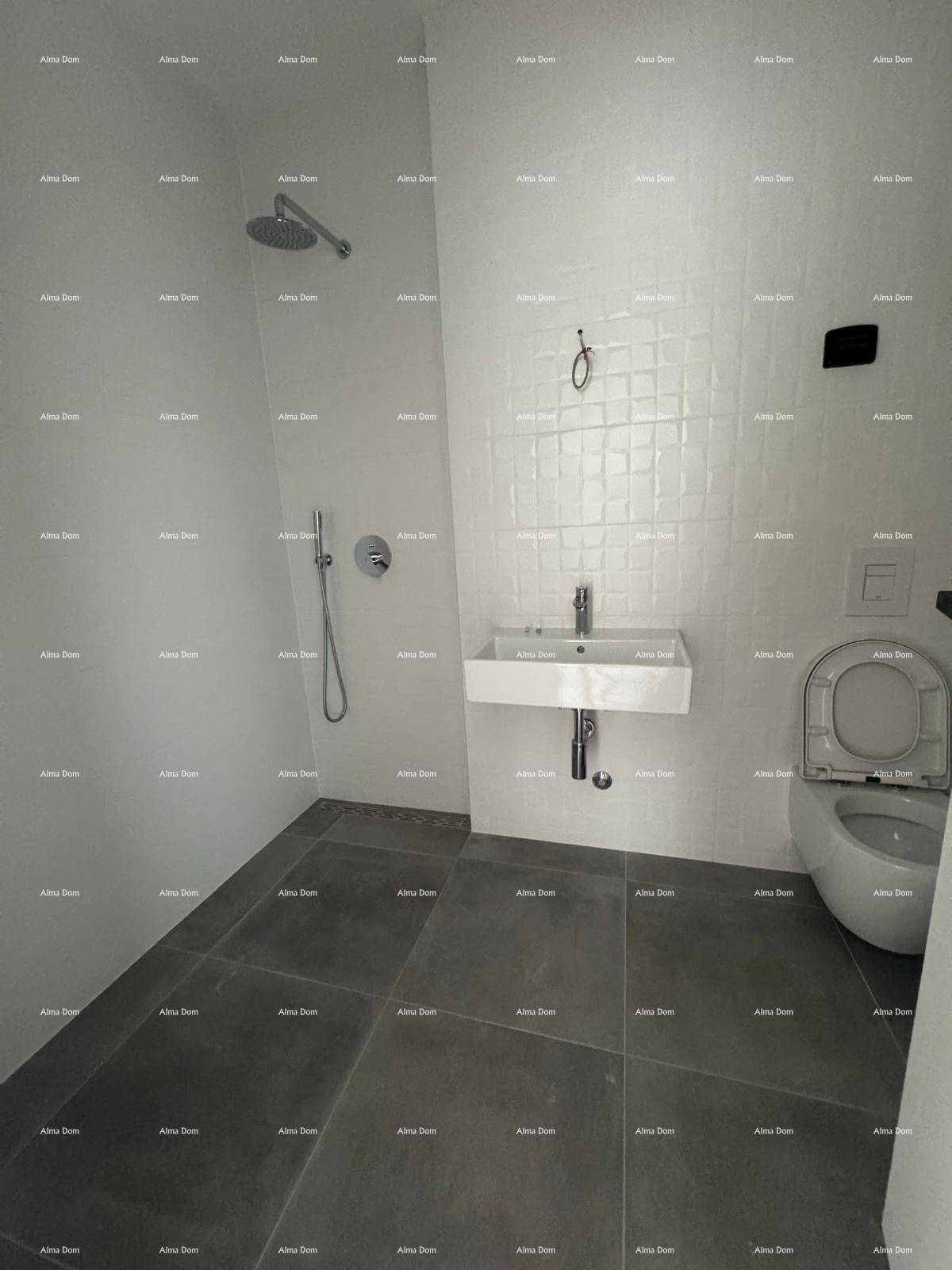 Modernes Badezimmer mit grauen Fliesen, Dusche und wandhängendem WC.