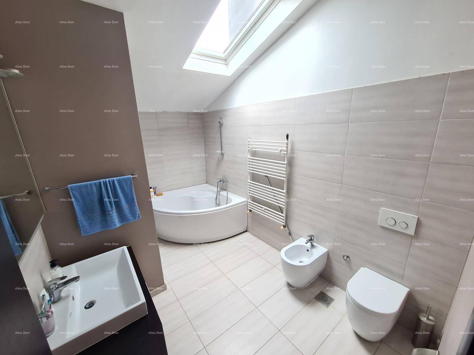 Modernes Badezimmer im Dachgeschoss mit Eckbadewanne, Bidet, WC und Dachfenster.