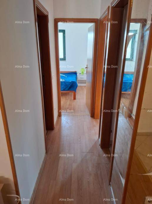 Heller Flur mit Holzboden und Spiegeln, der zu einem gemütlichen Schlafzimmer führt.