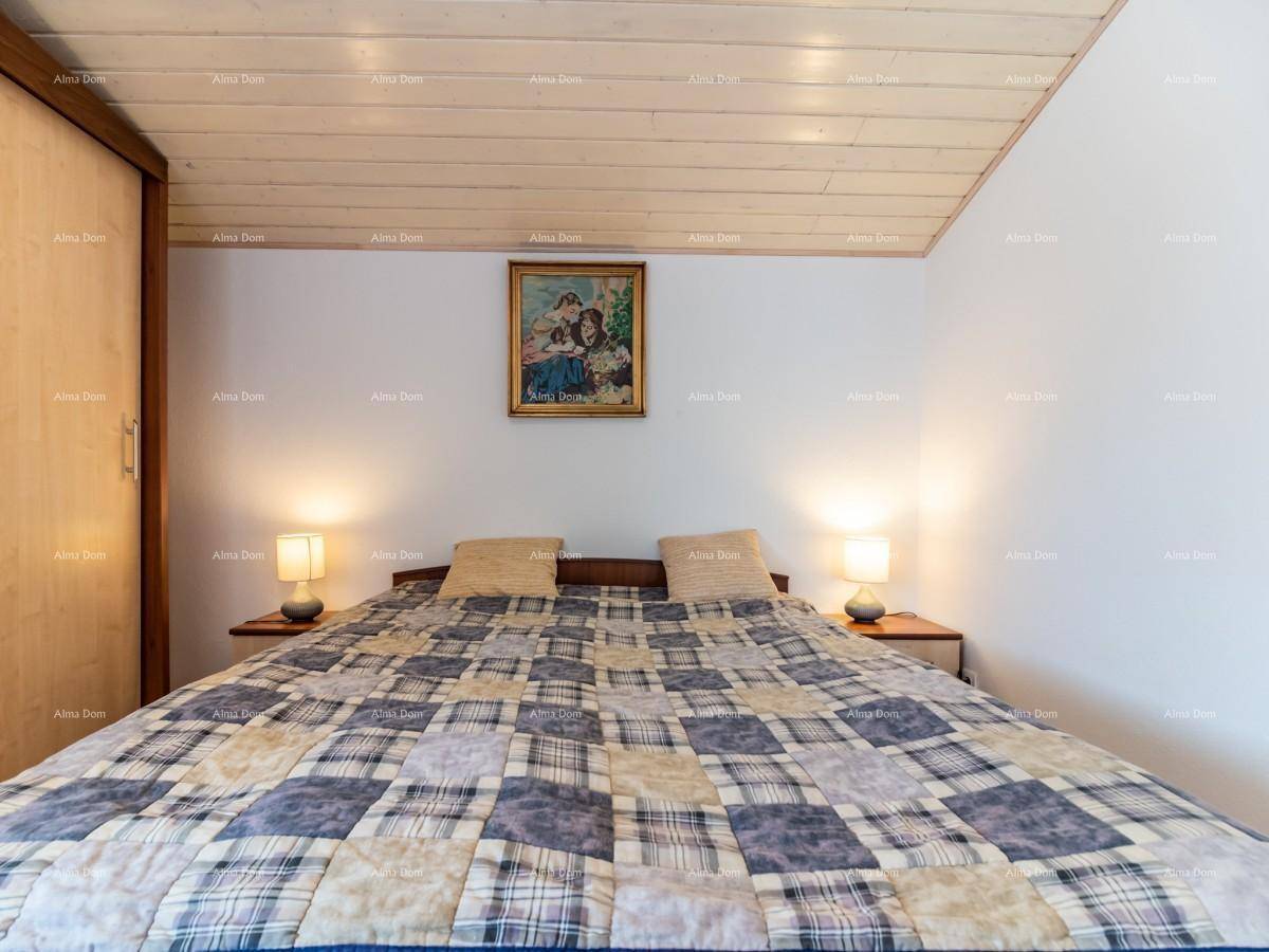 Gemütliches Schlafzimmer mit Doppelbett, Holzdecke und Einbauschrank, traditionell eingerichtet.