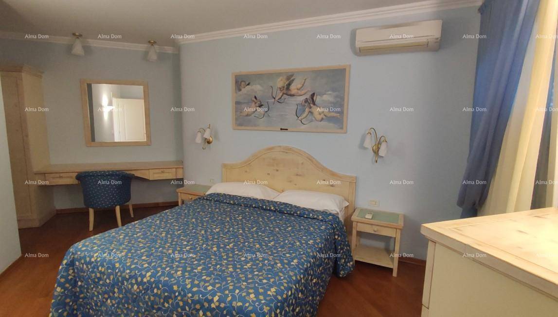Geräumiges Schlafzimmer mit Doppelbett, Holzmöbeln und Klimaanlage für angenehme Temperaturen.