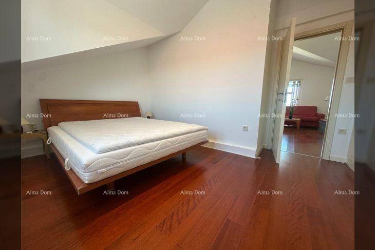 Schlafzimmer mit Holzboden und Zugang zu einem anderen Raum.