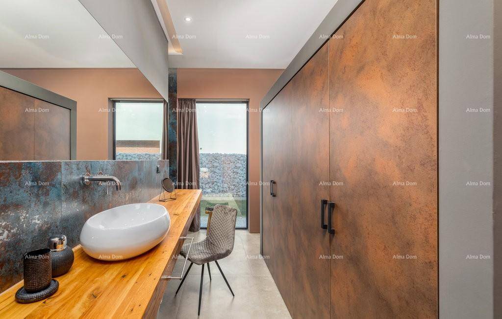 Modernes Badezimmer mit einzigartigem Waschtisch aus Holz und Metall sowie großen Fenstern für viel Licht.
