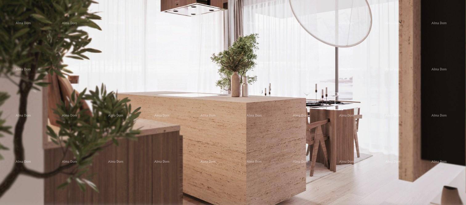 Offene Küche mit Holz- und Steinelementen, Essbereich und viel natürlichem Licht.