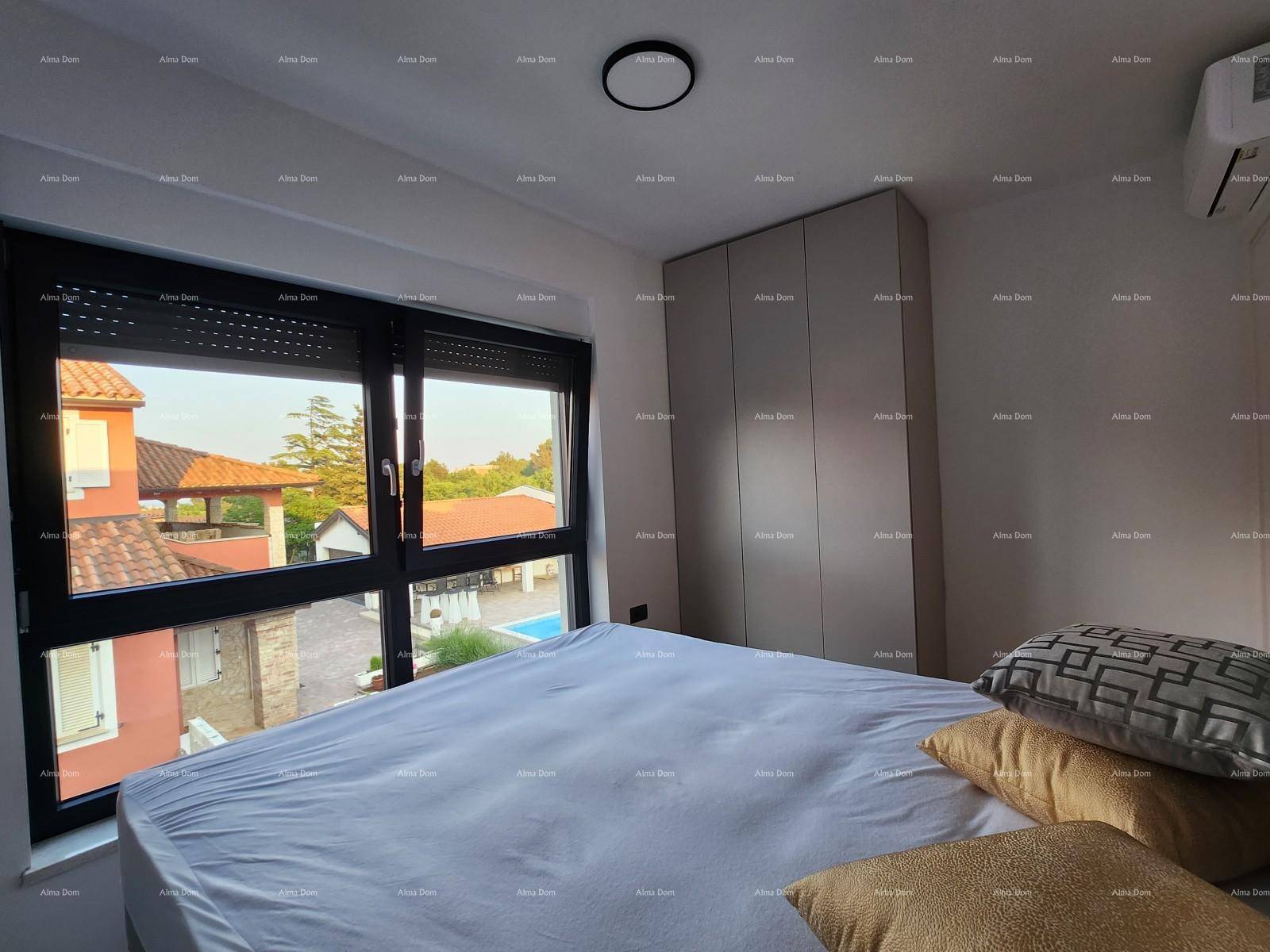 Modernes Schlafzimmer mit Einbauschränken, großem Fenster und Blick auf den Poolbereich.