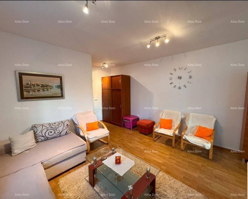 Gemütliches Wohnzimmer mit beigem Ecksofa, Holzboden und einer Wanduhr als Dekoration.