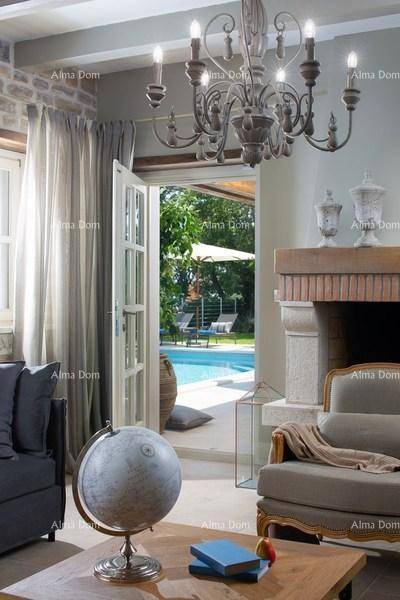 Detailansicht des Kamins im Wohnzimmer mit direktem Zugang zum sonnigen Poolbereich.