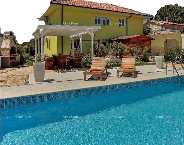 Außenbereich mit Pool, Sonnenliegen und Grillplatz neben dem gelben Haus.