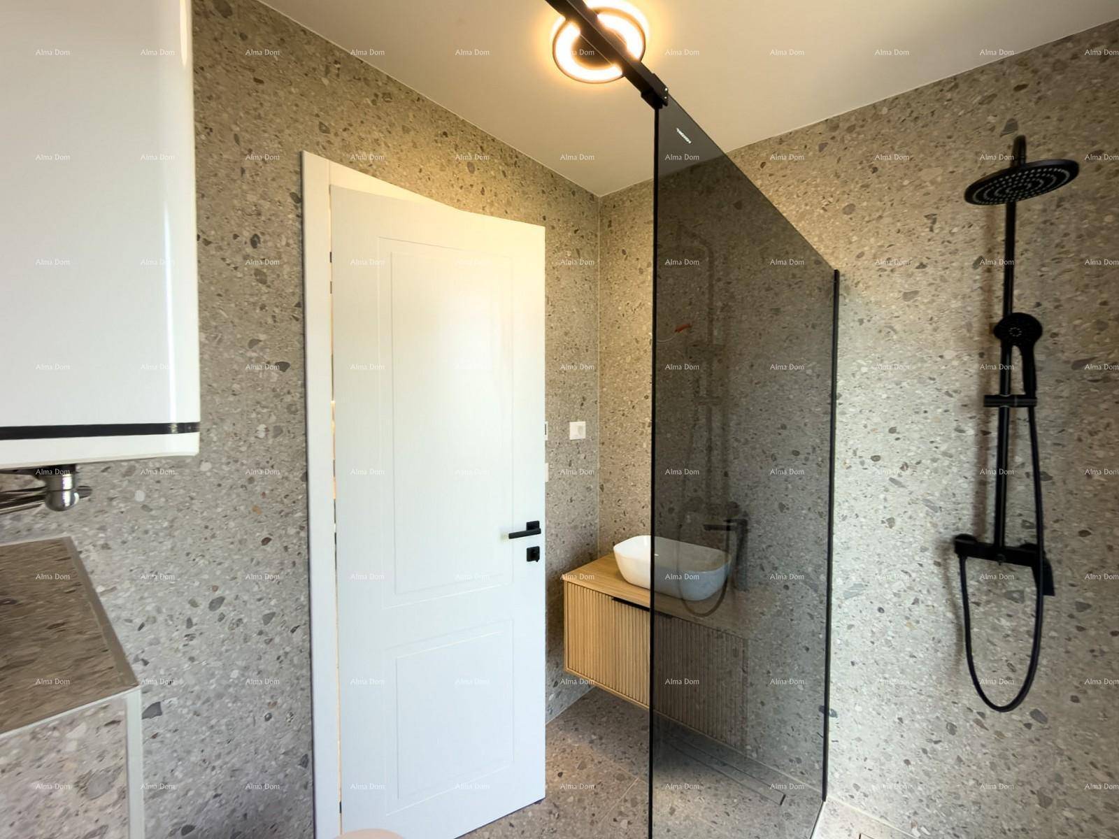 Elegantes Badezimmer mit begehbarer Dusche, modernem Waschbecken und großformatigen Fliesen.