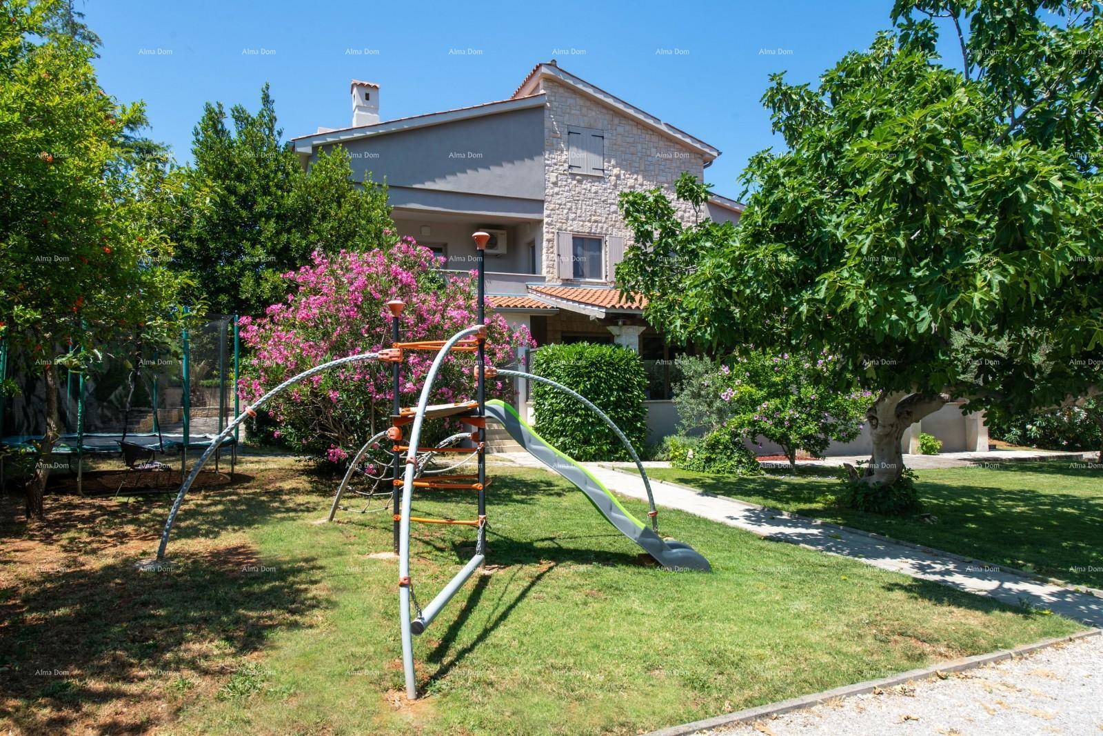 Kinderspielplatz mit Rutsche und Klettergerüst im grünen Gartenbereich des Anwesens.